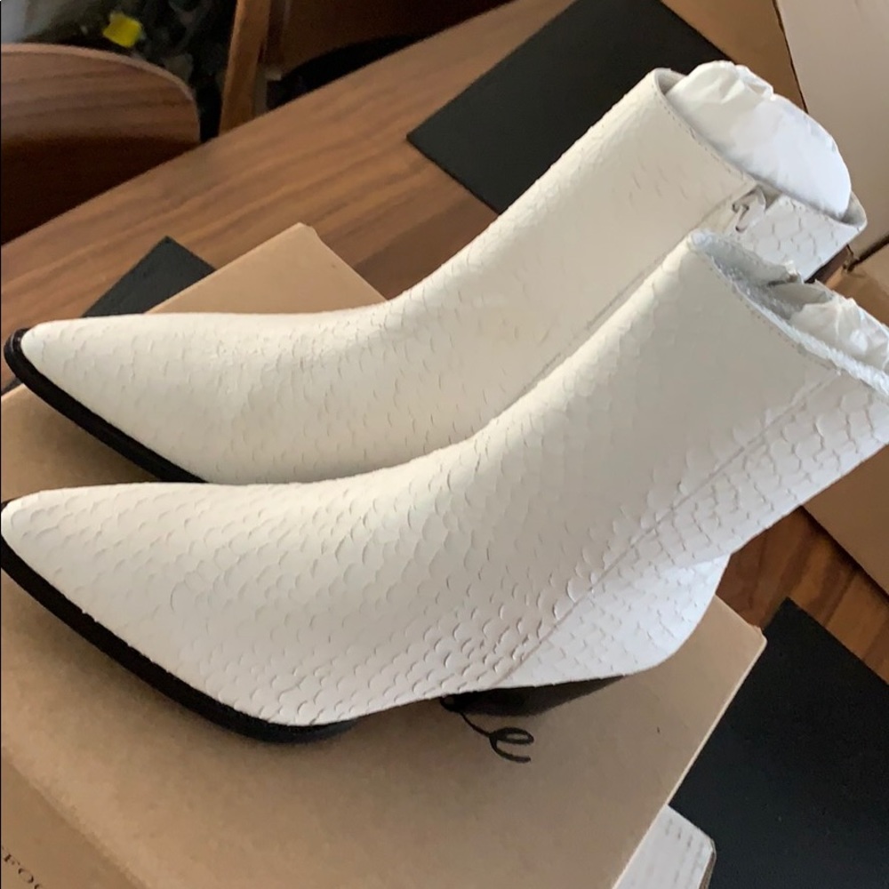 Matisse Caty White Snake black soles shoes